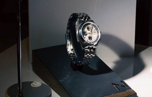 Nomadic-Cead-126-silver-watch