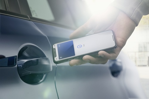 Person-using-phone-to-try-to-to-open-car-door